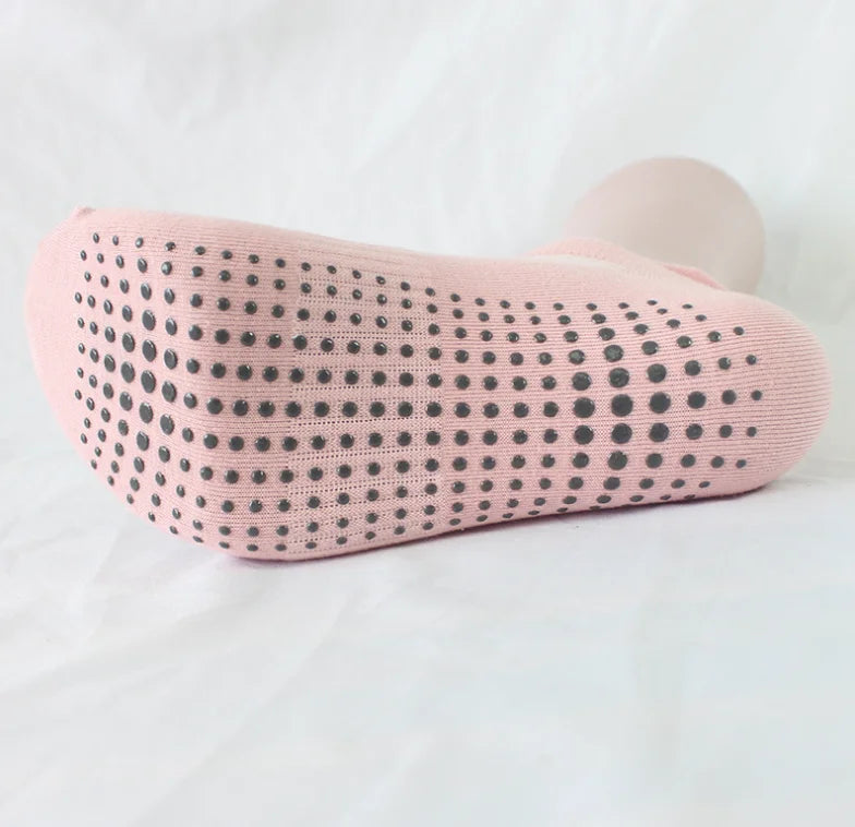 Lot de 4 paires de chaussettes de yoga pour femmes, antidérapantes en silicone, idéales pour le fitness, l'entraînement professionnel, la course à pied et le Pilates. Protection du talon et des oreilles. Chaussettes courtes.