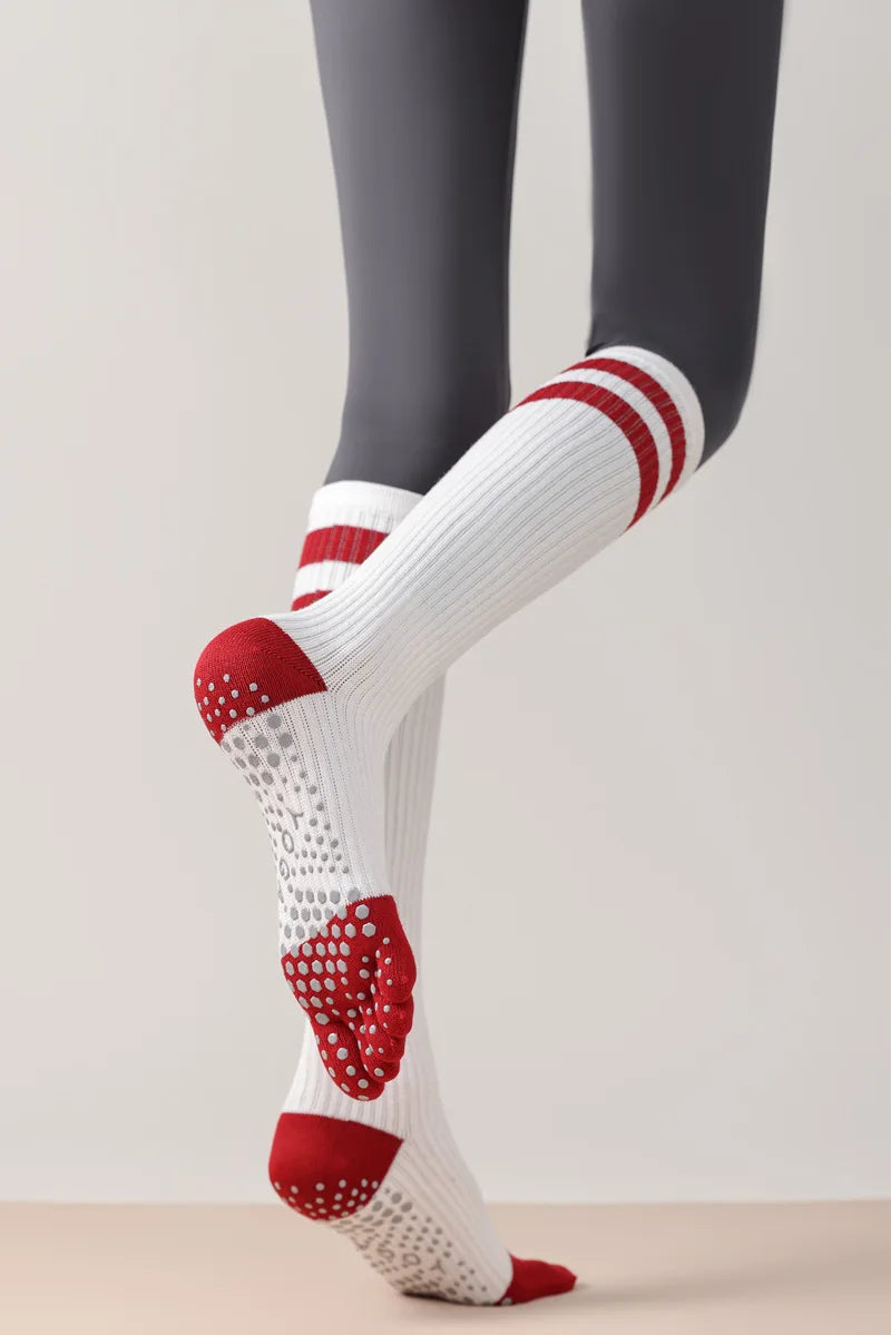 Chaussettes de yoga pour femmes, chaussettes de Pilates professionnelles à cinq doigts en silicone antidérapant pour entraînement en intérieur, gym, fitness, danse et sport.