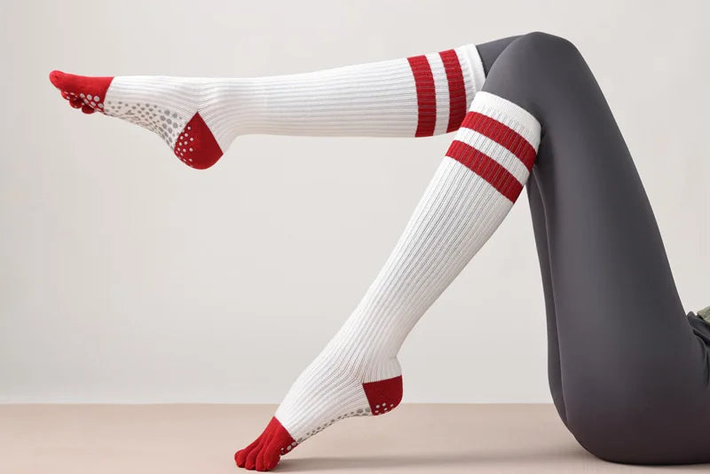 Chaussettes de yoga pour femmes, chaussettes de Pilates professionnelles à cinq doigts en silicone antidérapant pour entraînement en intérieur, gym, fitness, danse et sport.