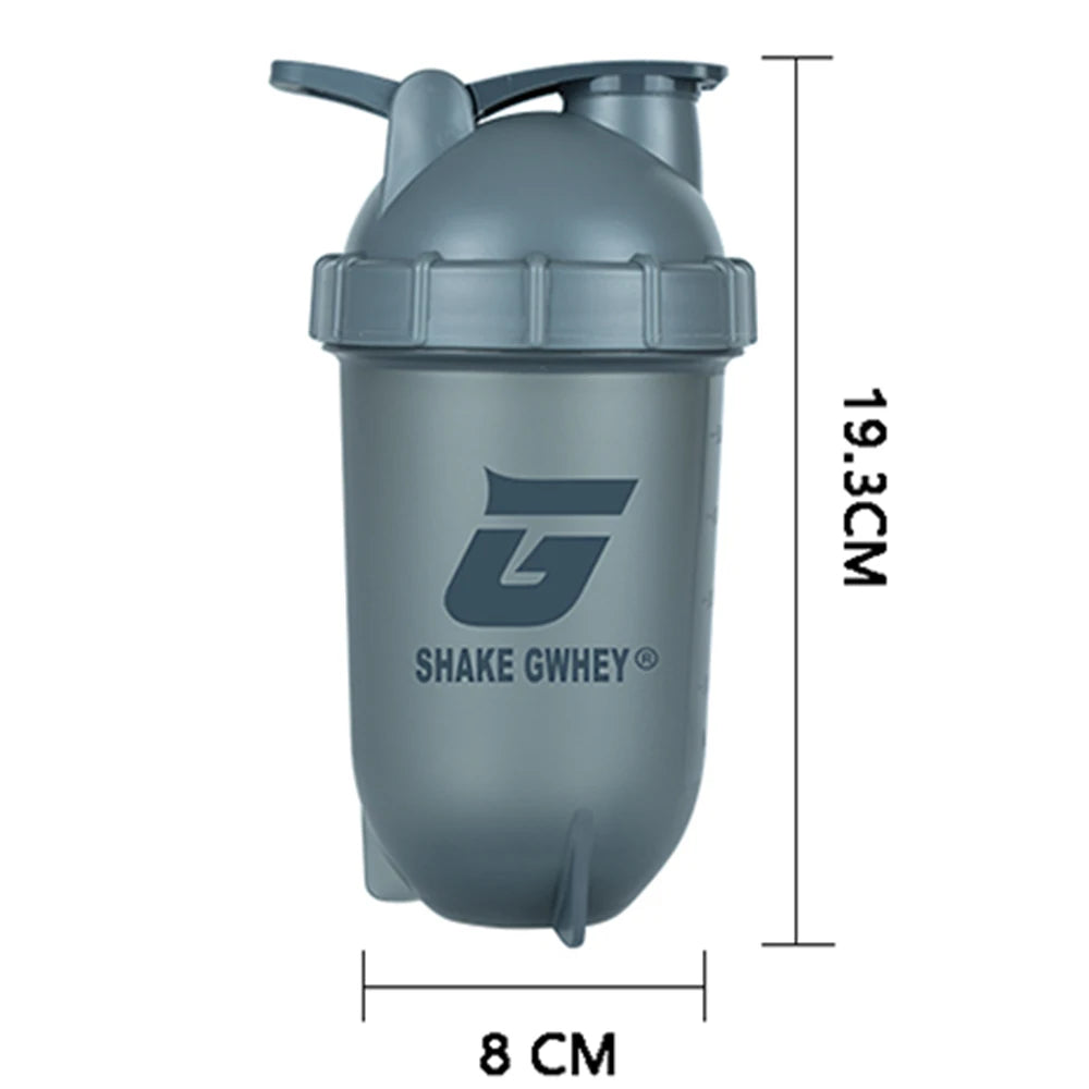 Gourde shaker protéinée 500 ml pour le sport, idéale pour mélanger la poudre de protéines et pour la salle de sport. Bouteille en plastique avec gobelet mélangeur.