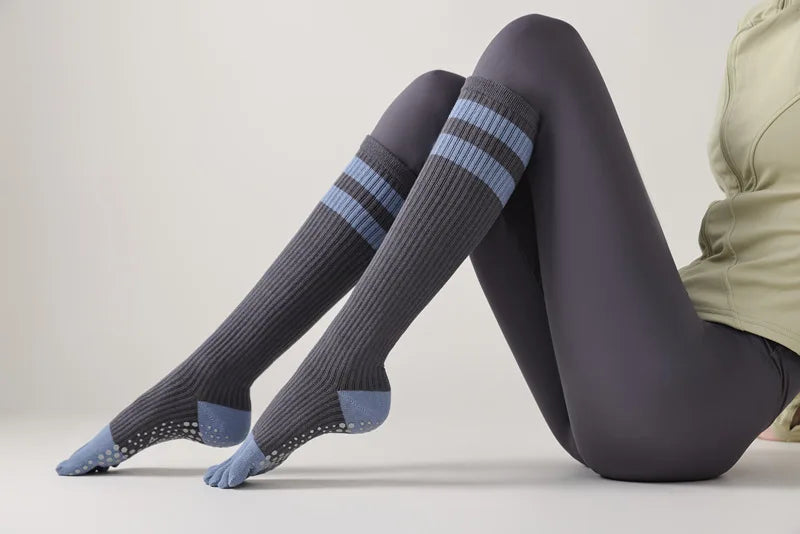 Chaussettes de yoga pour femmes, chaussettes de Pilates professionnelles à cinq doigts en silicone antidérapant pour entraînement en intérieur, gym, fitness, danse et sport.