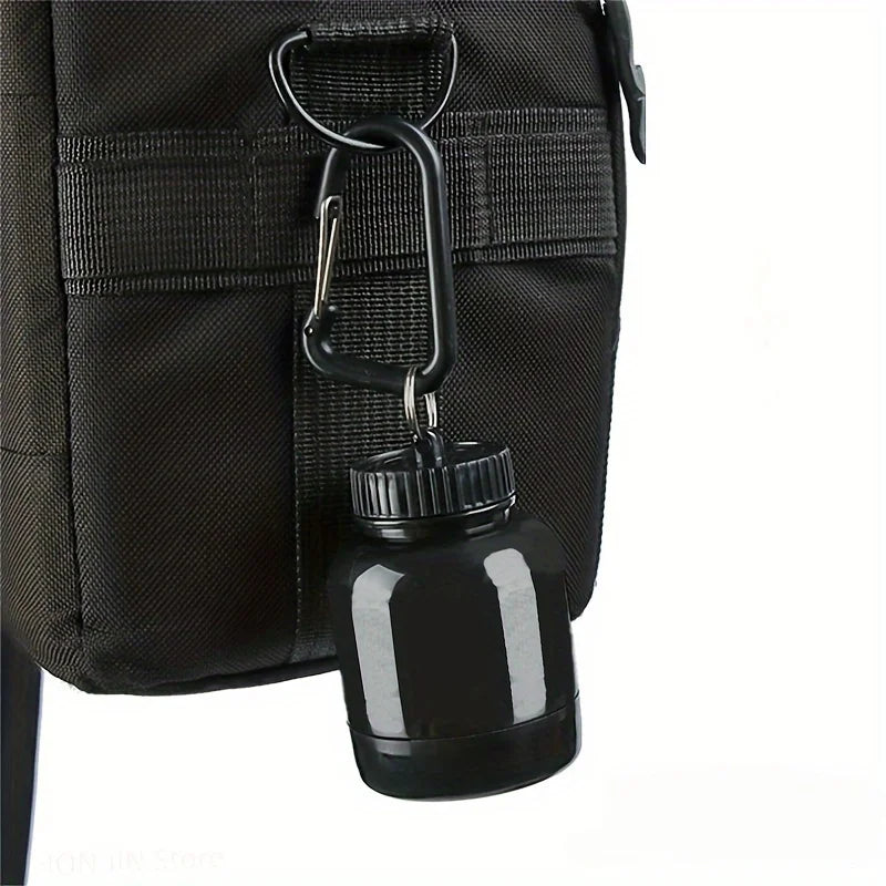 Pot à poudre de protéines avec cartouche de shaker portable et mousqueton (1 pièce), idéal pour les sports de plein air et la musculation.