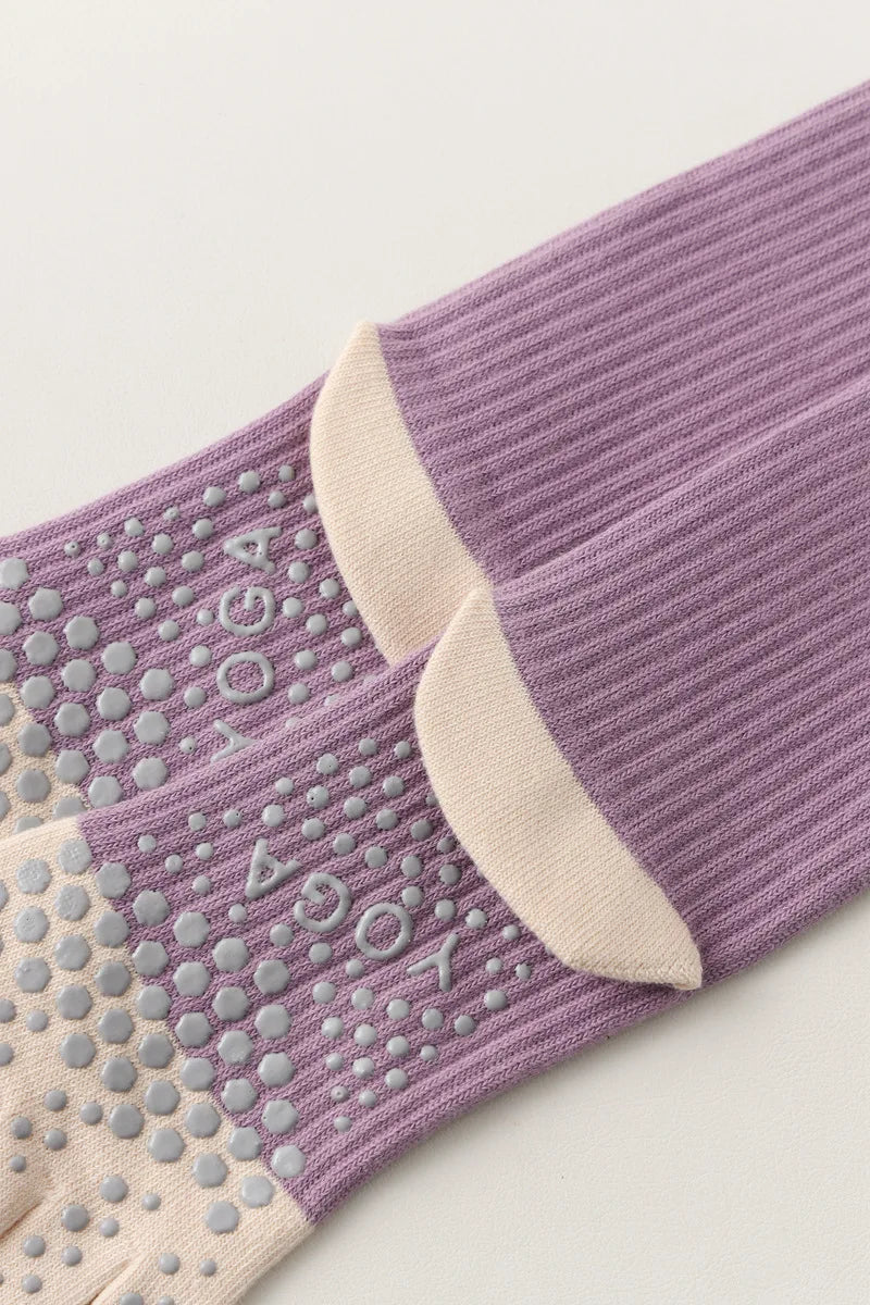 Chaussettes de yoga pour femmes, chaussettes de Pilates professionnelles à cinq doigts en silicone antidérapant pour entraînement en intérieur, gym, fitness, danse et sport.