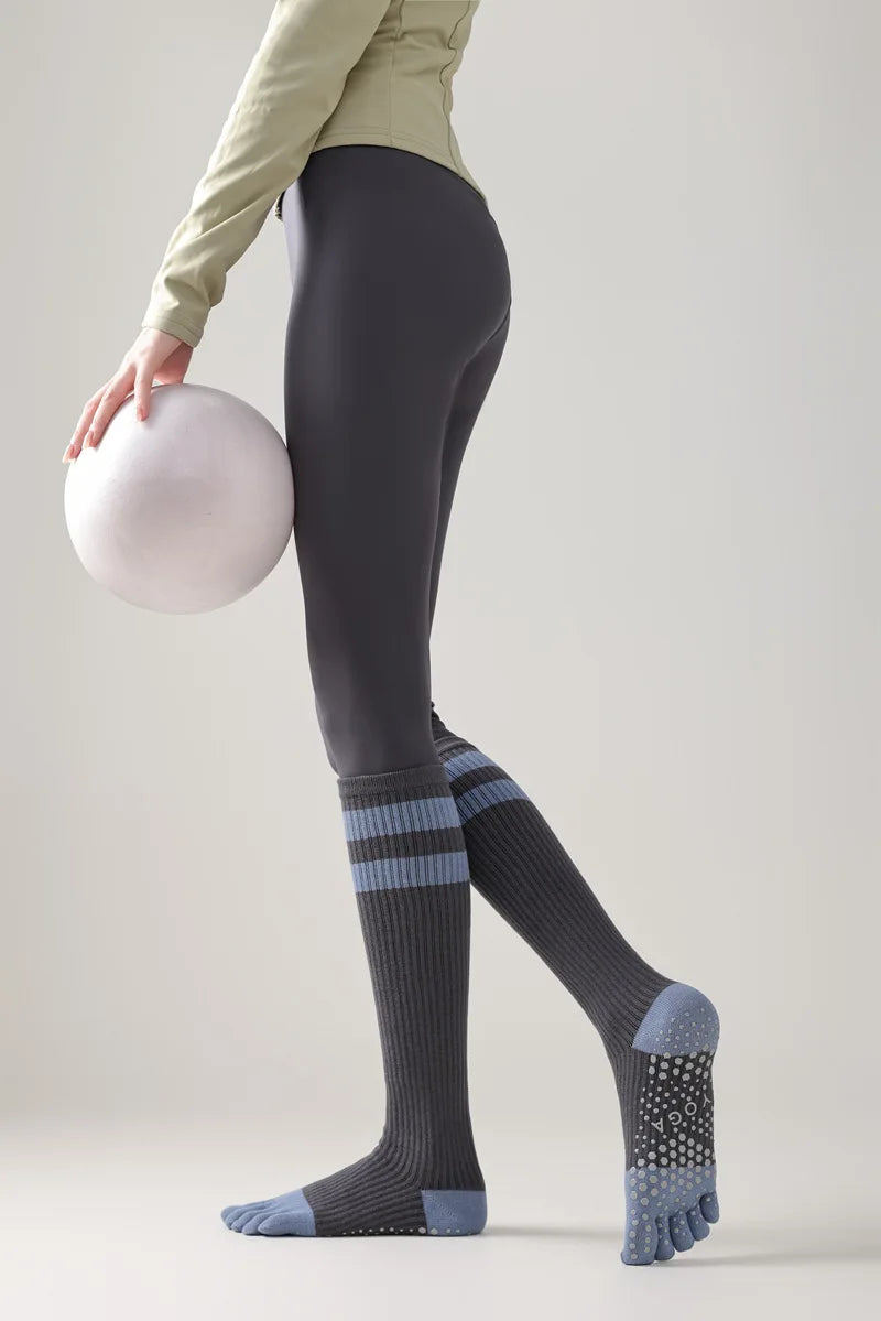 Chaussettes de yoga pour femmes, chaussettes de Pilates professionnelles à cinq doigts en silicone antidérapant pour entraînement en intérieur, gym, fitness, danse et sport.
