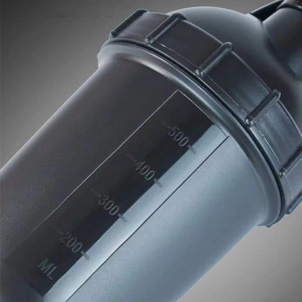 Gourde shaker protéinée 500 ml pour le sport, idéale pour mélanger la poudre de protéines et pour la salle de sport. Bouteille en plastique avec gobelet mélangeur.