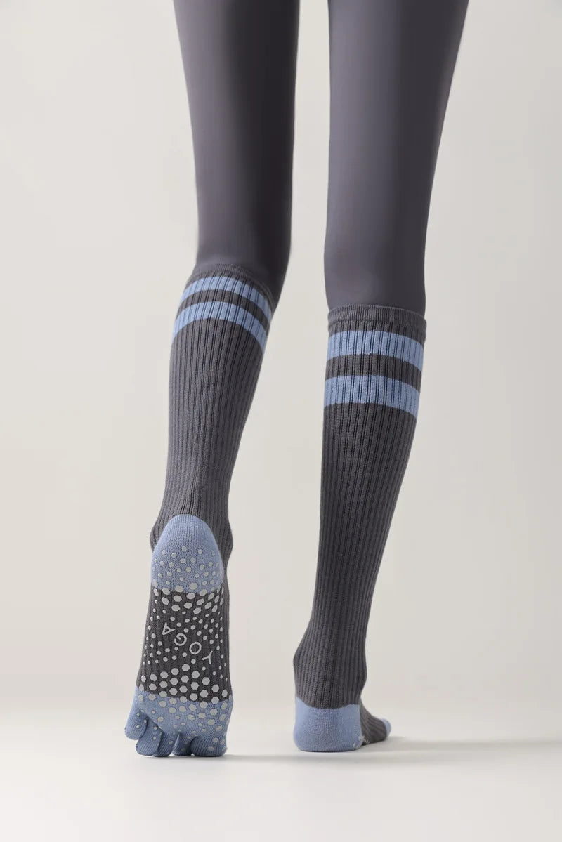 Chaussettes de yoga pour femmes, chaussettes de Pilates professionnelles à cinq doigts en silicone antidérapant pour entraînement en intérieur, gym, fitness, danse et sport.