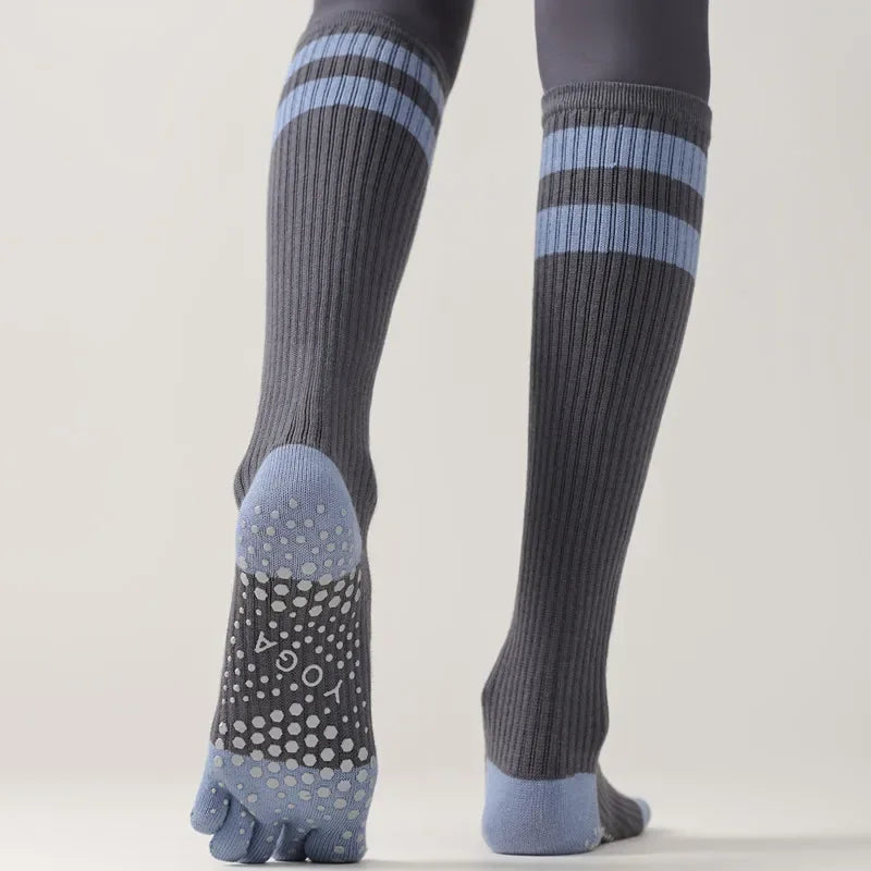 Chaussettes de yoga pour femmes, chaussettes de Pilates professionnelles à cinq doigts en silicone antidérapant pour entraînement en intérieur, gym, fitness, danse et sport.