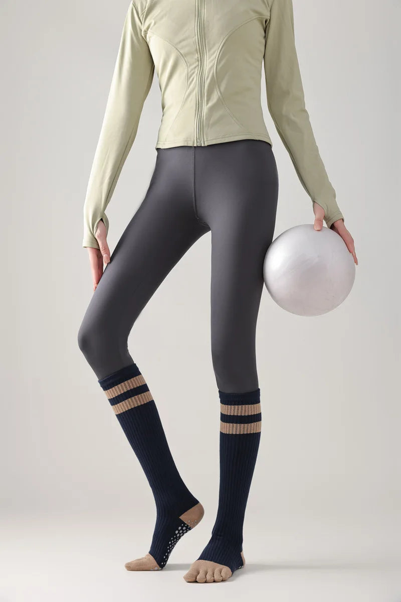 Chaussettes de yoga pour femmes, chaussettes de Pilates professionnelles à cinq doigts en silicone antidérapant pour entraînement en intérieur, gym, fitness, danse et sport.
