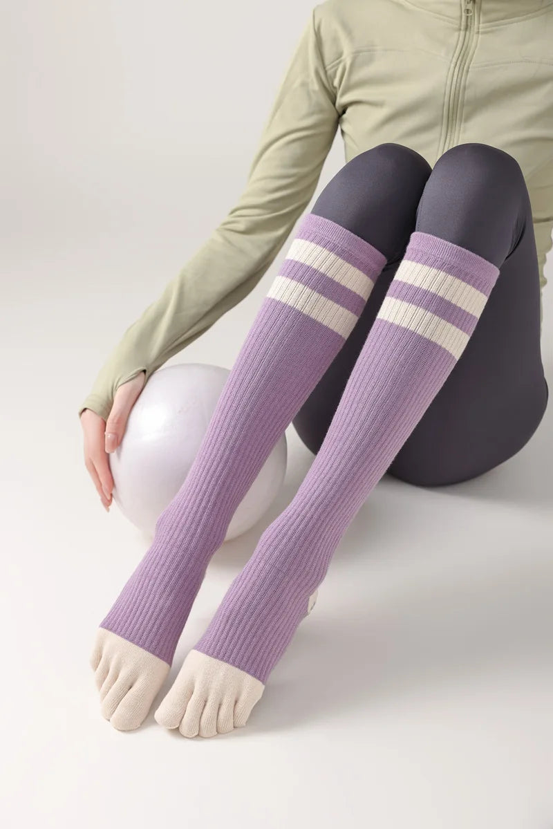 Chaussettes de yoga pour femmes, chaussettes de Pilates professionnelles à cinq doigts en silicone antidérapant pour entraînement en intérieur, gym, fitness, danse et sport.