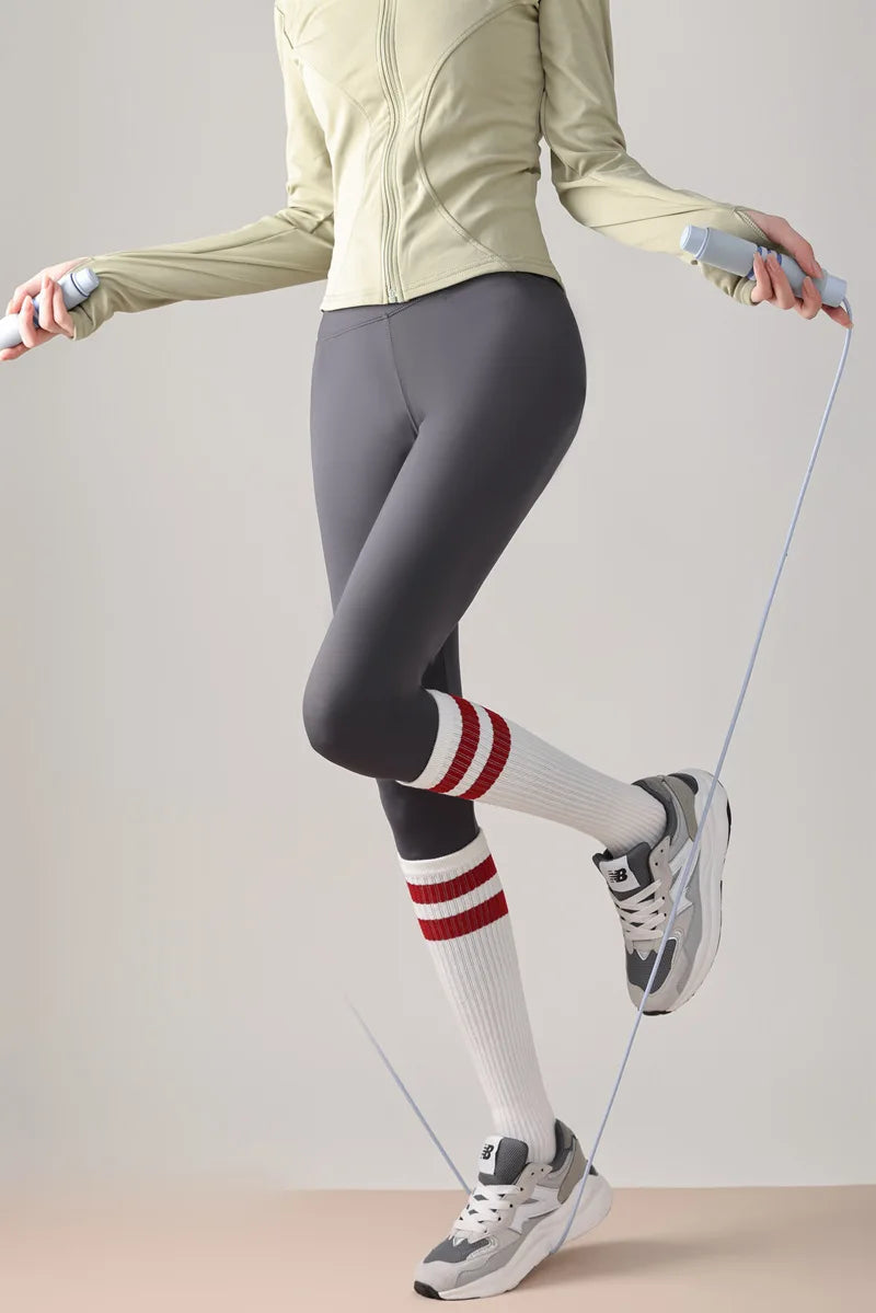 Chaussettes de yoga pour femmes, chaussettes de Pilates professionnelles à cinq doigts en silicone antidérapant pour entraînement en intérieur, gym, fitness, danse et sport.