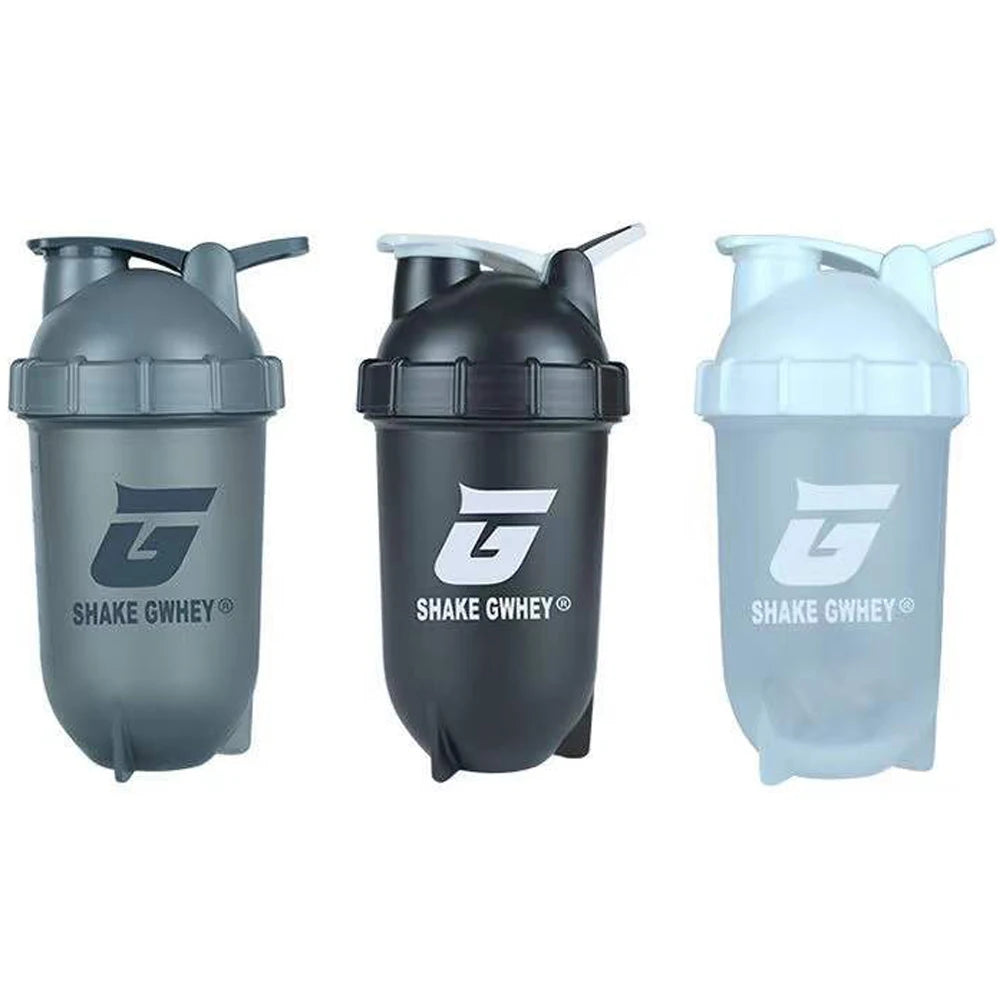 Gourde shaker protéinée 500 ml pour le sport, idéale pour mélanger la poudre de protéines et pour la salle de sport. Bouteille en plastique avec gobelet mélangeur.