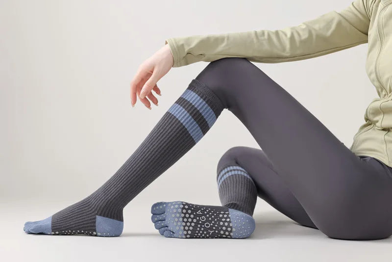 Chaussettes de yoga pour femmes, chaussettes de Pilates professionnelles à cinq doigts en silicone antidérapant pour entraînement en intérieur, gym, fitness, danse et sport.