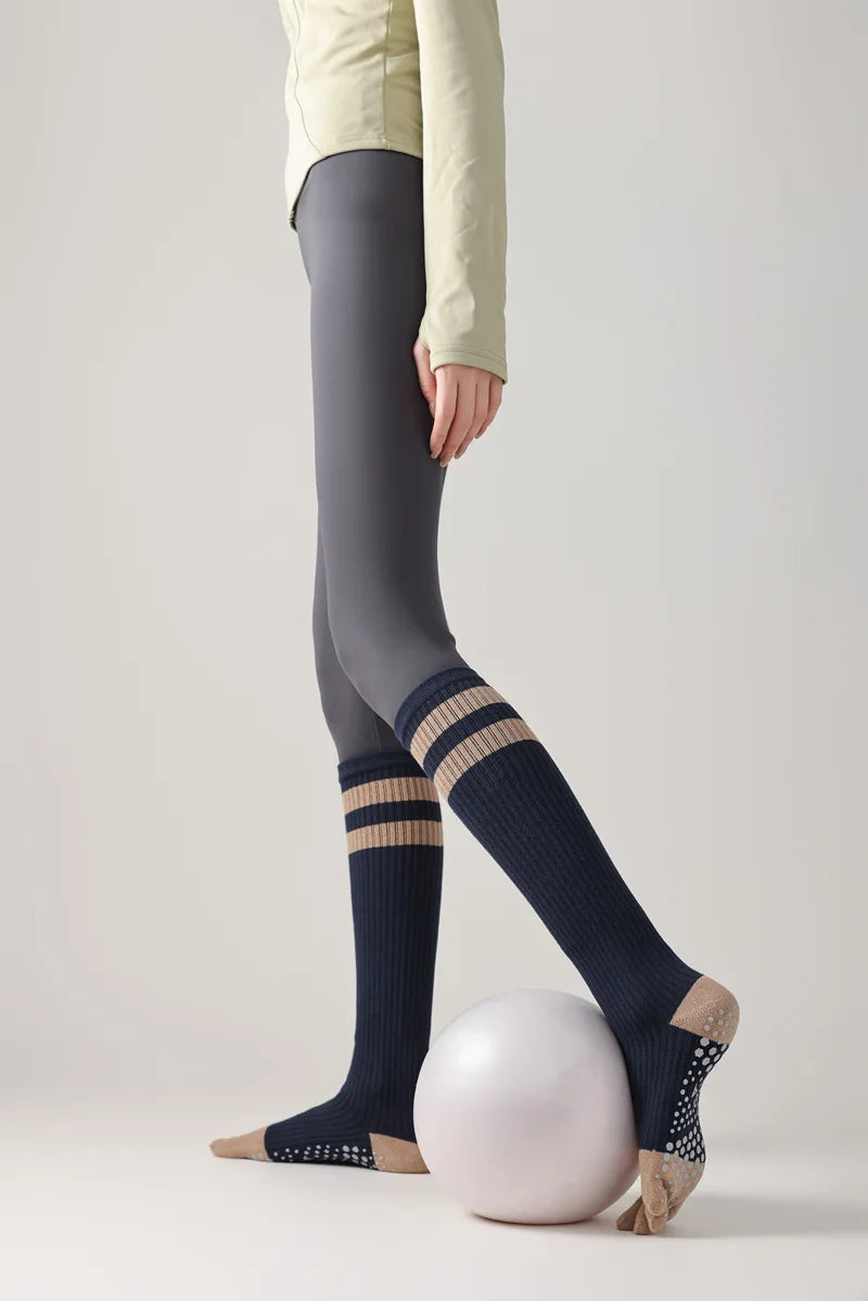 Chaussettes de yoga pour femmes, chaussettes de Pilates professionnelles à cinq doigts en silicone antidérapant pour entraînement en intérieur, gym, fitness, danse et sport.