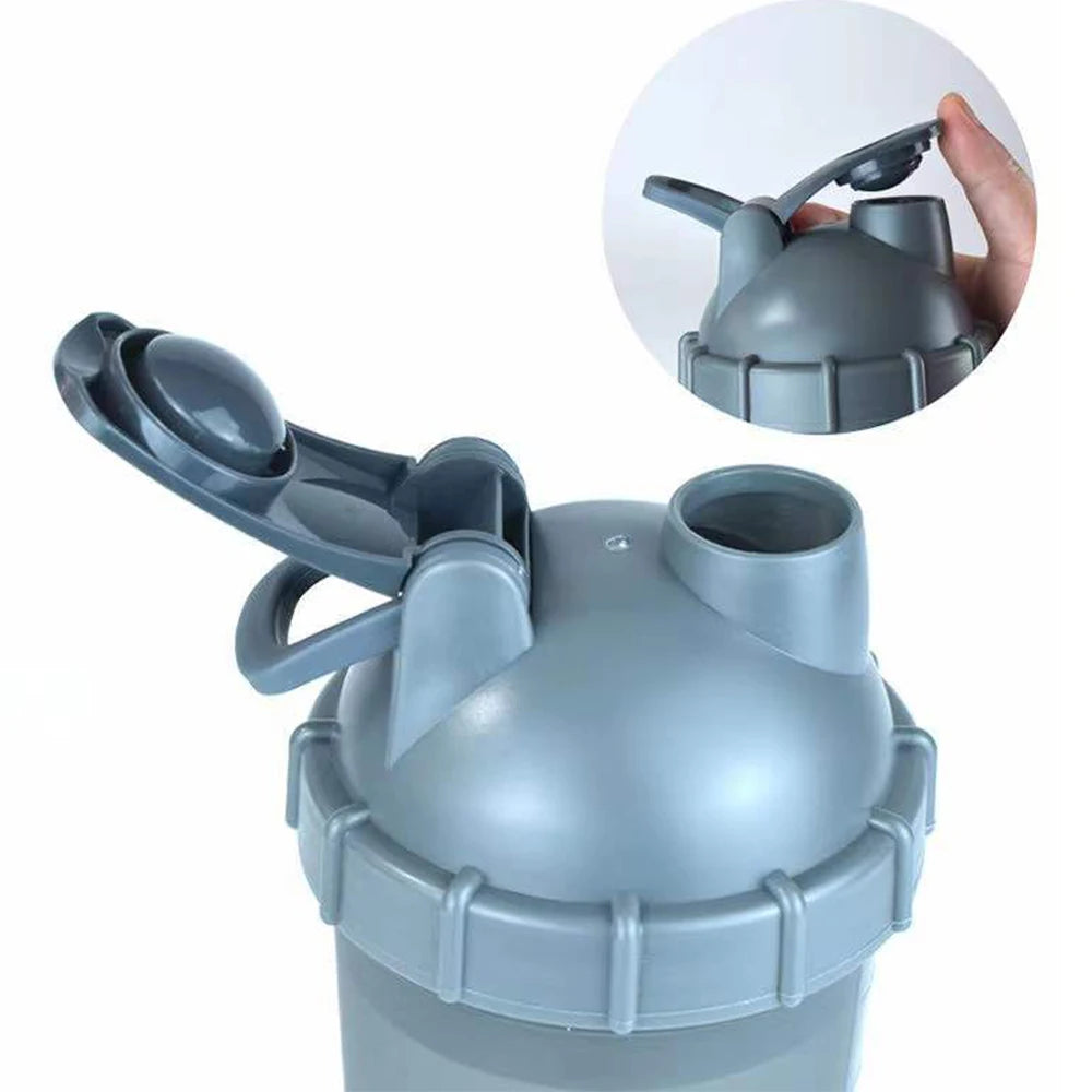 Gourde shaker protéinée 500 ml pour le sport, idéale pour mélanger la poudre de protéines et pour la salle de sport. Bouteille en plastique avec gobelet mélangeur.