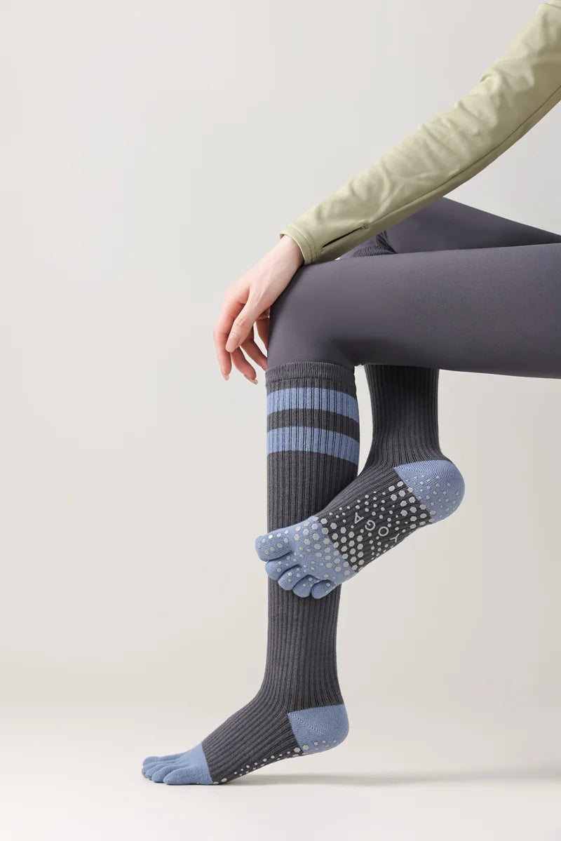 Chaussettes de yoga pour femmes, chaussettes de Pilates professionnelles à cinq doigts en silicone antidérapant pour entraînement en intérieur, gym, fitness, danse et sport.