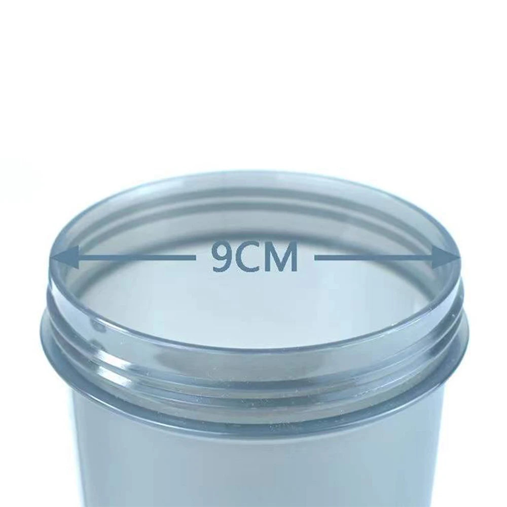 Gourde shaker protéinée 500 ml pour le sport, idéale pour mélanger la poudre de protéines et pour la salle de sport. Bouteille en plastique avec gobelet mélangeur.