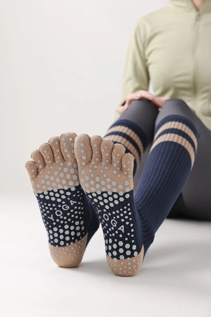 Chaussettes de yoga pour femmes, chaussettes de Pilates professionnelles à cinq doigts en silicone antidérapant pour entraînement en intérieur, gym, fitness, danse et sport.