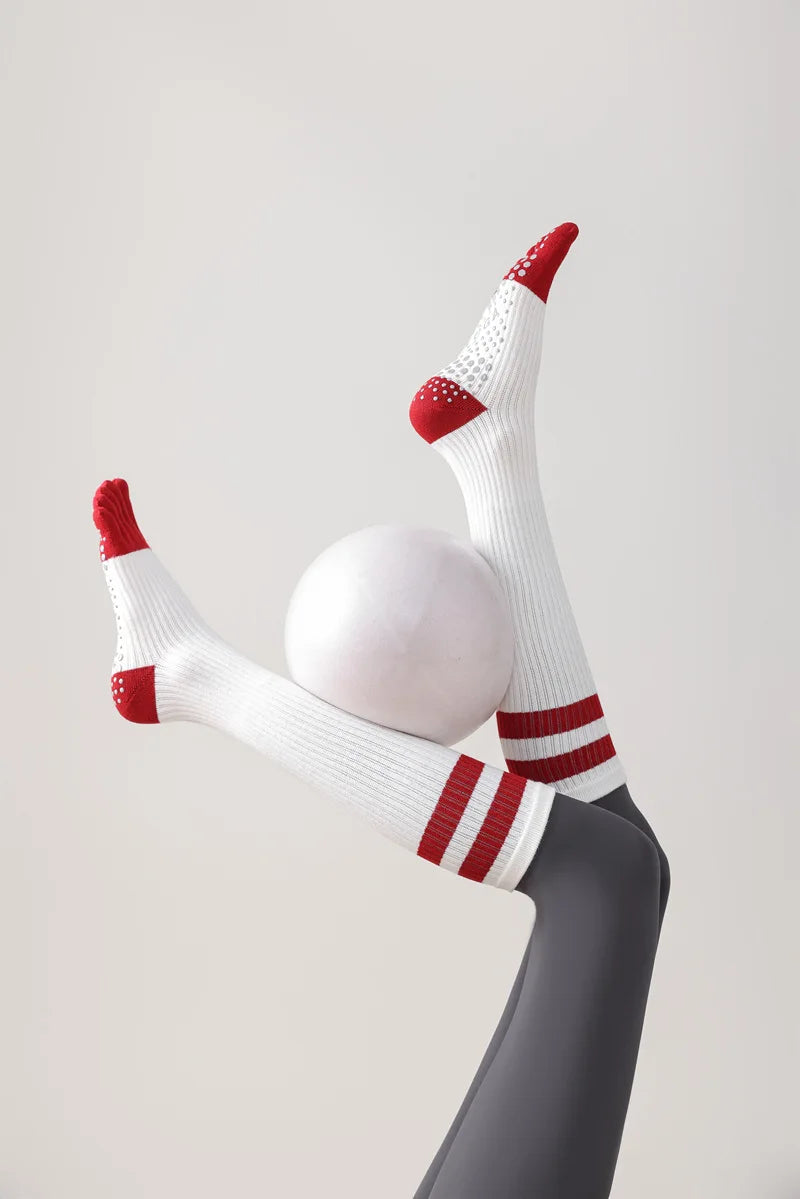 Chaussettes de yoga pour femmes, chaussettes de Pilates professionnelles à cinq doigts en silicone antidérapant pour entraînement en intérieur, gym, fitness, danse et sport.