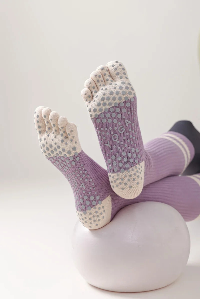 Chaussettes de yoga pour femmes, chaussettes de Pilates professionnelles à cinq doigts en silicone antidérapant pour entraînement en intérieur, gym, fitness, danse et sport.
